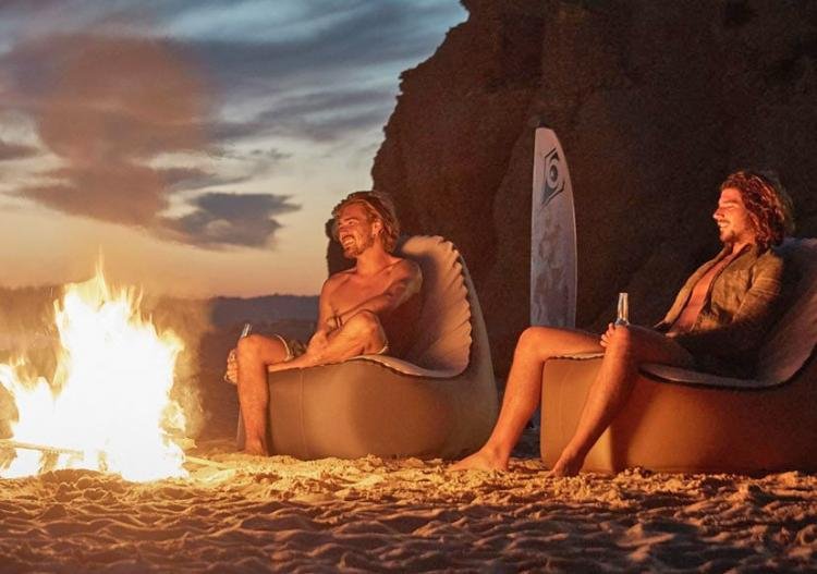 Trono Inflatable Chair infront of fire